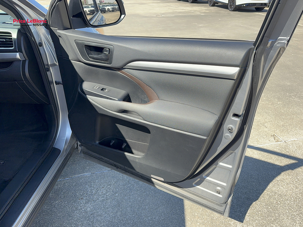 2016 Toyota Highlander photo 11 of 26