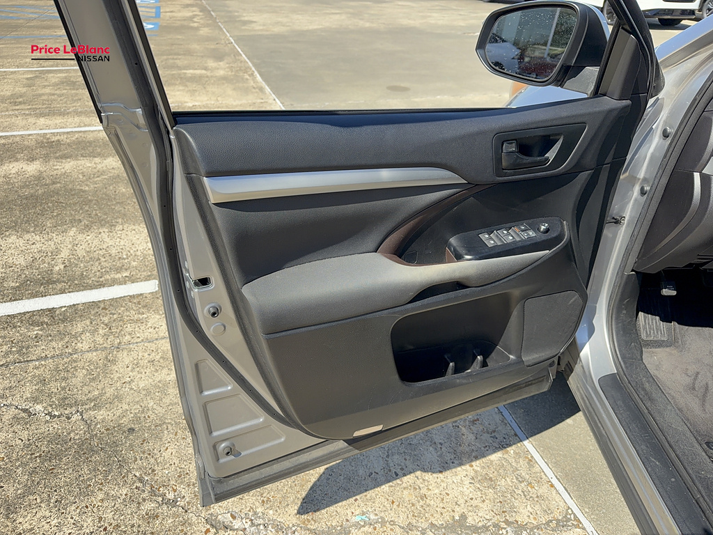 2016 Toyota Highlander photo 19 of 26
