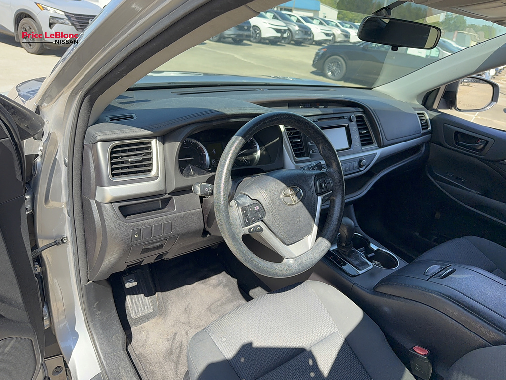 2016 Toyota Highlander photo 22 of 26