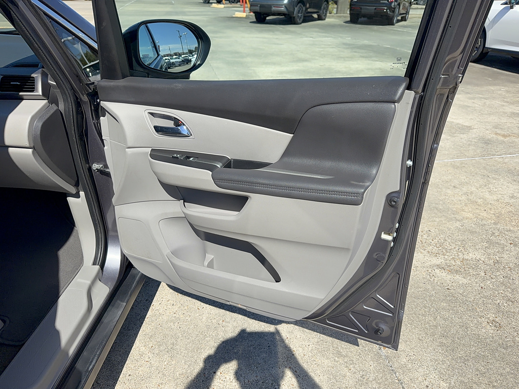 2015 Honda Odyssey photo 10 of 30