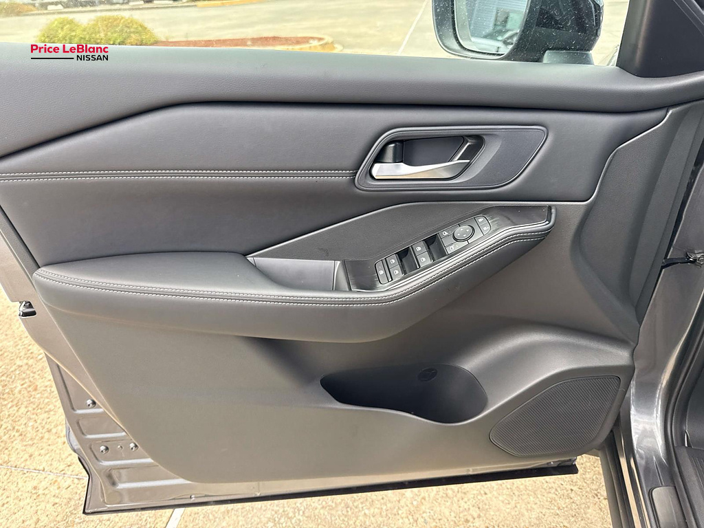 2026 Nissan Rogue photo 10 of 19