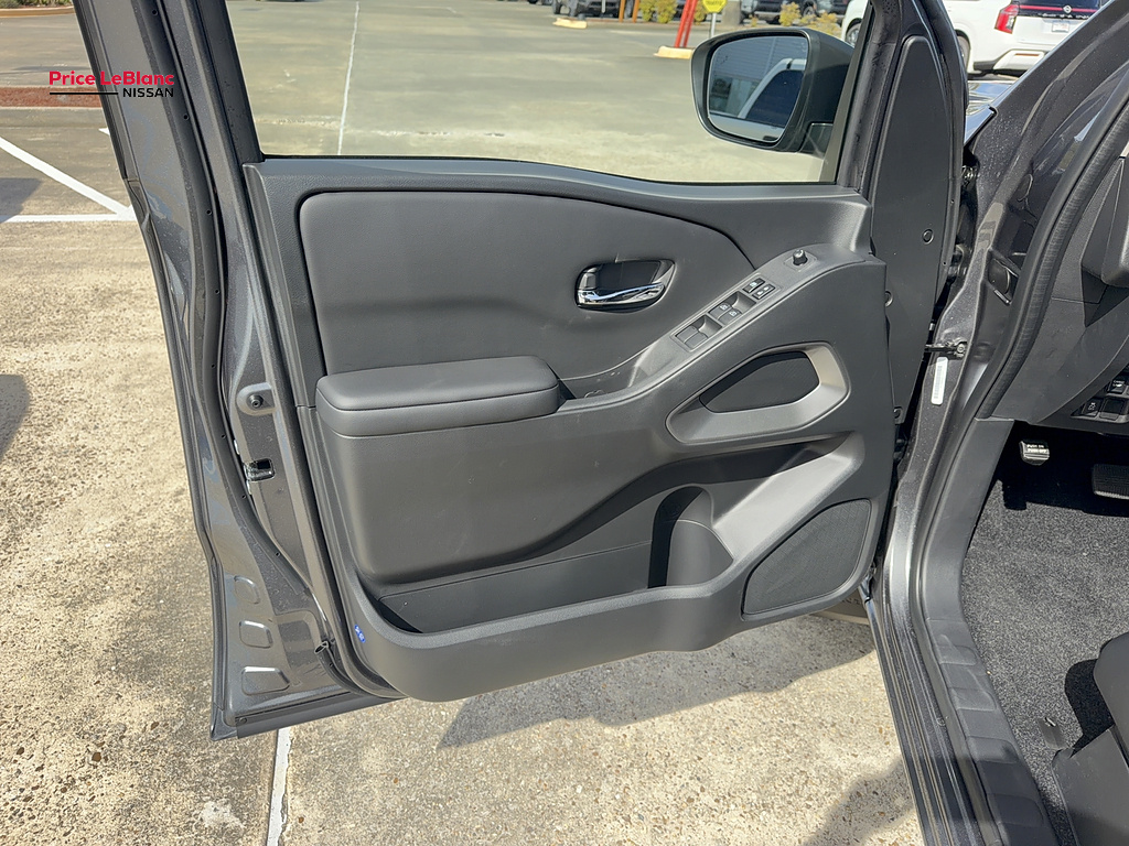 2027 Nissan Frontier photo 15 of 19