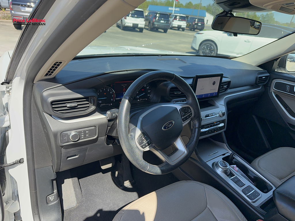 2021 Ford Explorer photo 14 of 17