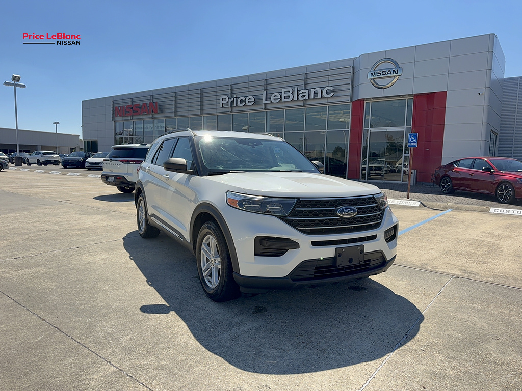 2021 Ford Explorer photo 2 of 17