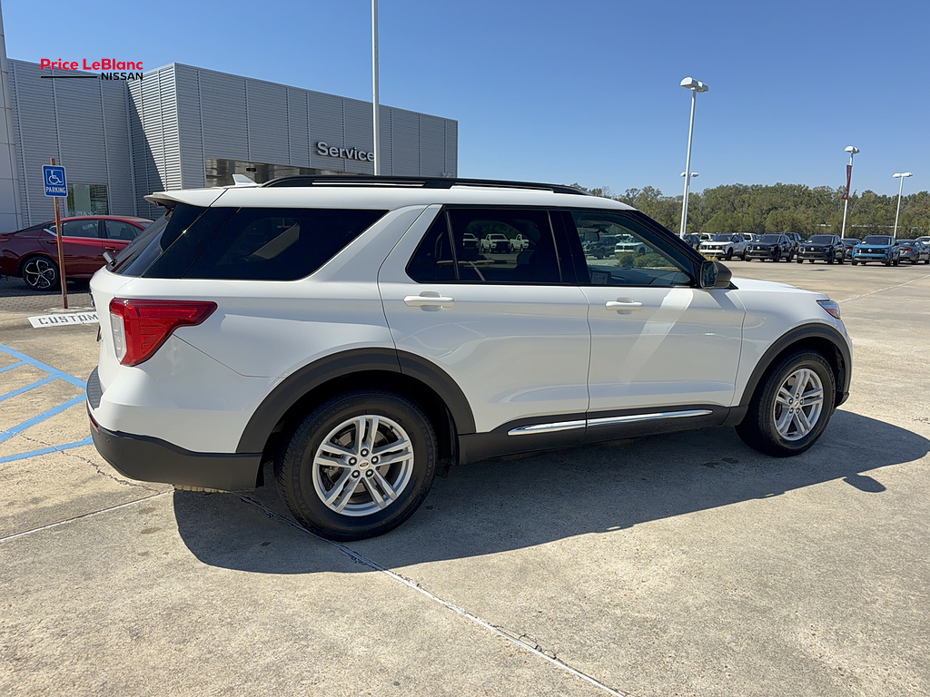 2021 Ford Explorer photo 9 of 17