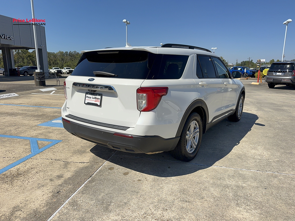 2021 Ford Explorer photo 12 of 17