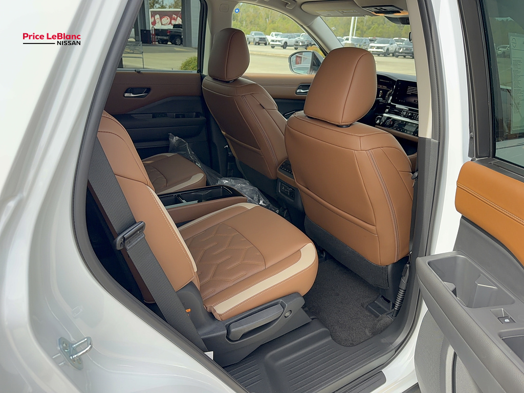 2026 Nissan Pathfinder photo 18 of 34