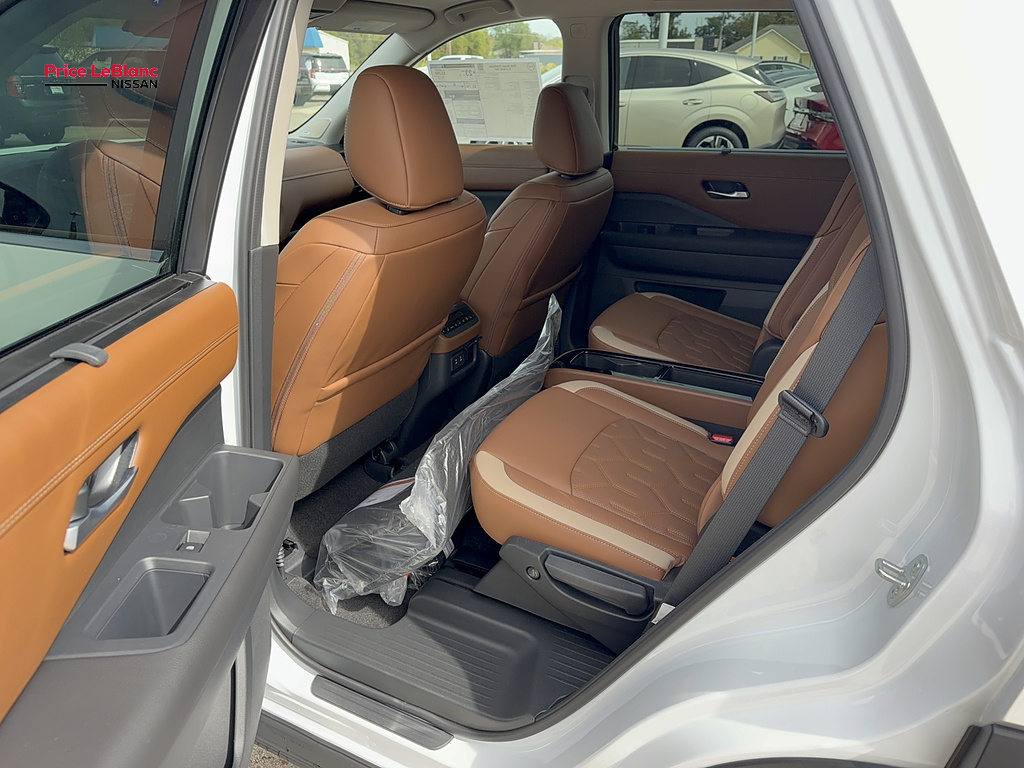 2026 Nissan Pathfinder photo 21 of 34