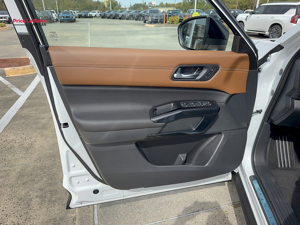 2026 Nissan Pathfinder photo 25 of 34