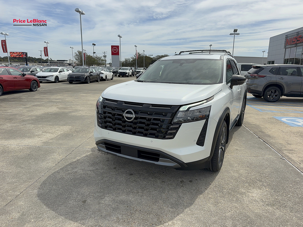 2026 Nissan Pathfinder photo 3 of 34