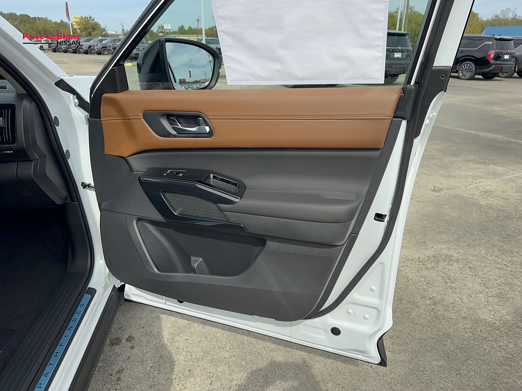 2026 Nissan Pathfinder photo 12 of 34