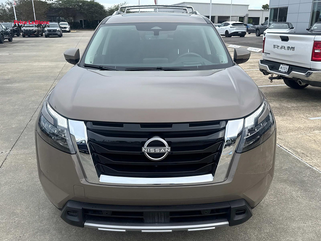 2025 Nissan Pathfinder photo 2 of 27
