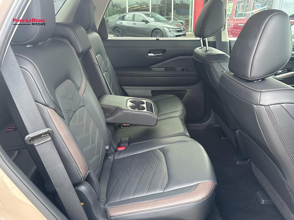 2025 Nissan Pathfinder photo 8 of 27