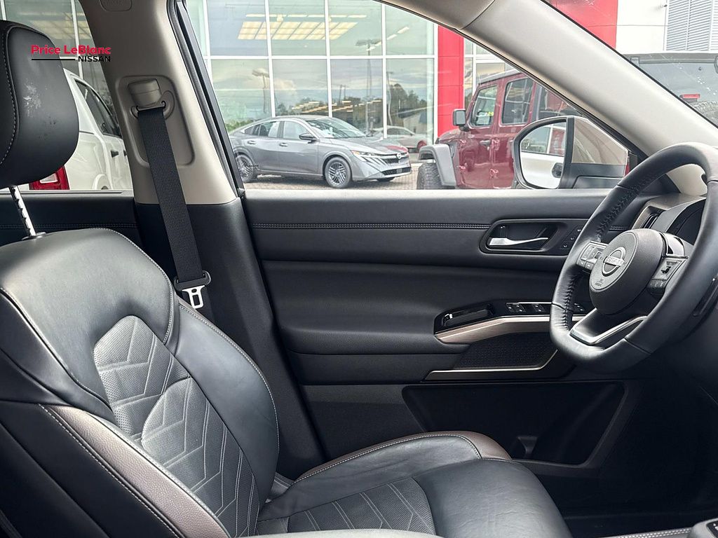 2025 Nissan Pathfinder photo 9 of 27