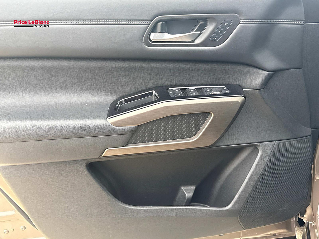 2025 Nissan Pathfinder photo 17 of 27