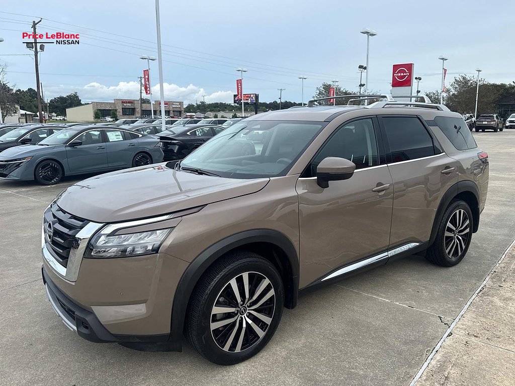 2025 Nissan Pathfinder photo 3 of 27