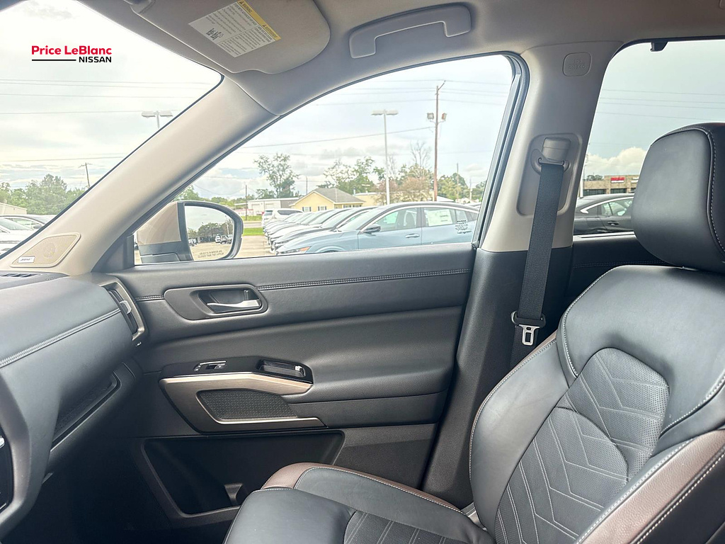 2025 Nissan Pathfinder photo 14 of 27