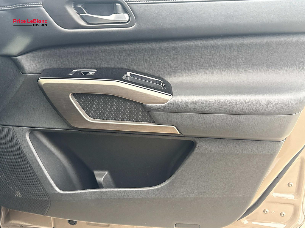 2025 Nissan Pathfinder photo 12 of 27