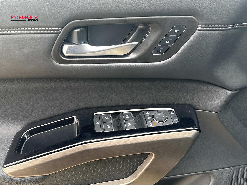 2025 Nissan Pathfinder photo 18 of 27