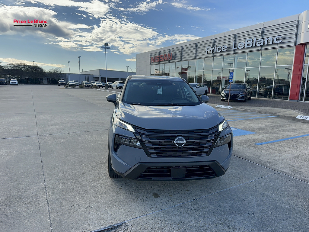 2027 Nissan Rogue photo 2 of 24