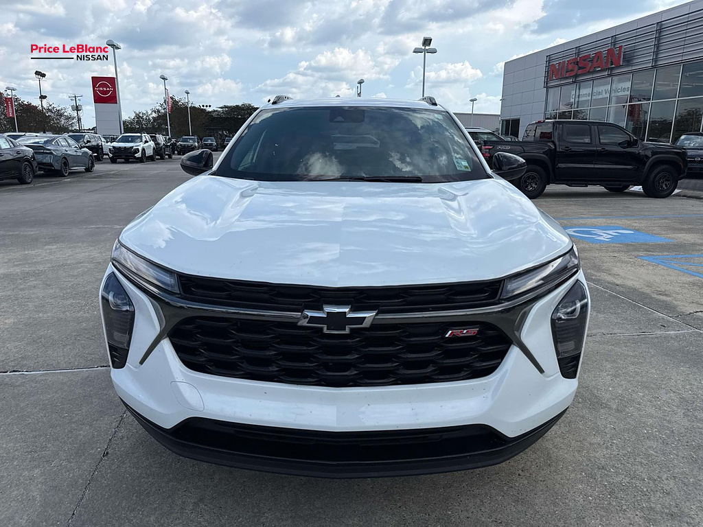 2025 Chevrolet Trax photo 2 of 27