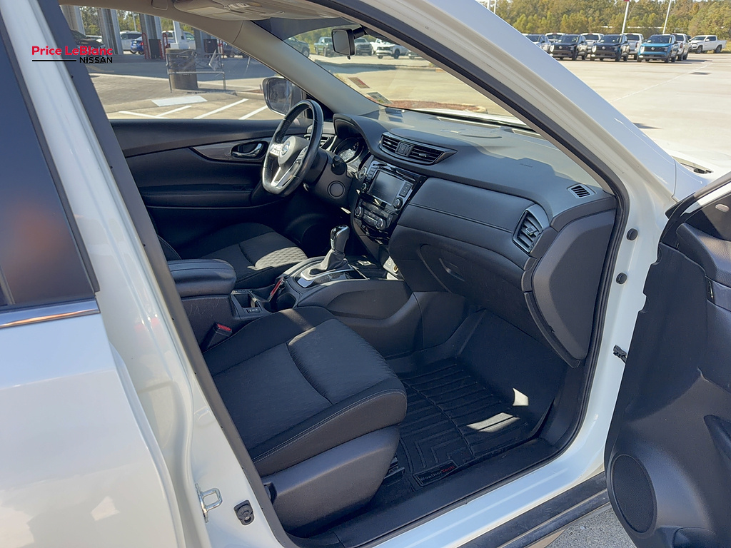 2019 Nissan Rogue photo 10 of 21