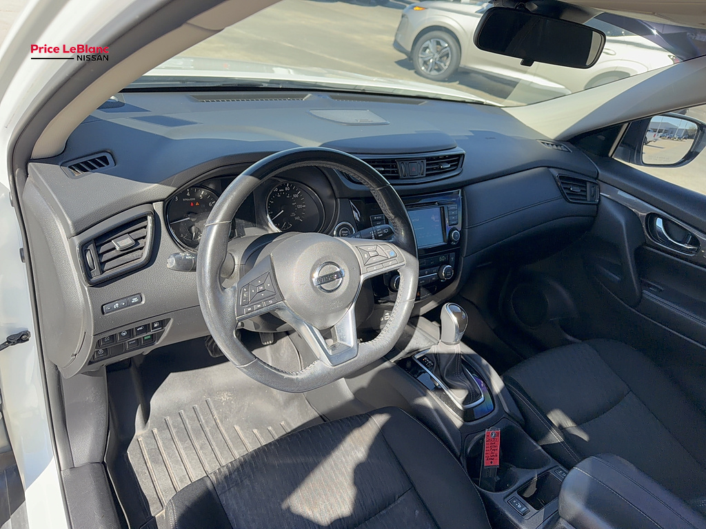 2019 Nissan Rogue photo 18 of 21