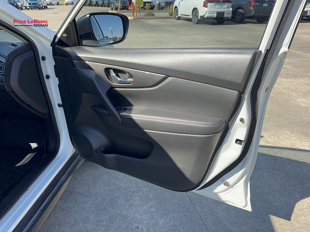 2019 Nissan Rogue photo 11 of 21