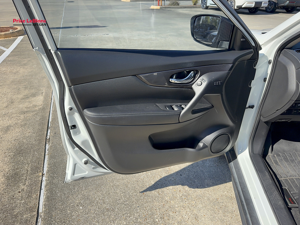 2019 Nissan Rogue photo 17 of 21