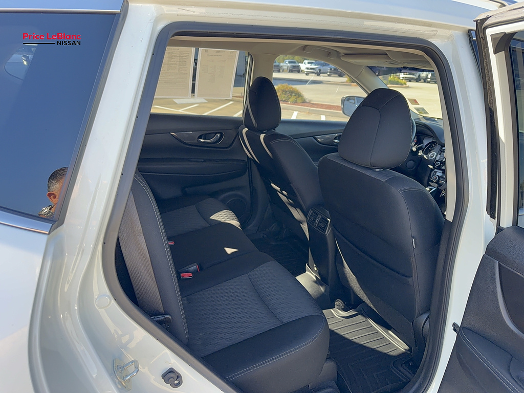 2019 Nissan Rogue photo 14 of 21