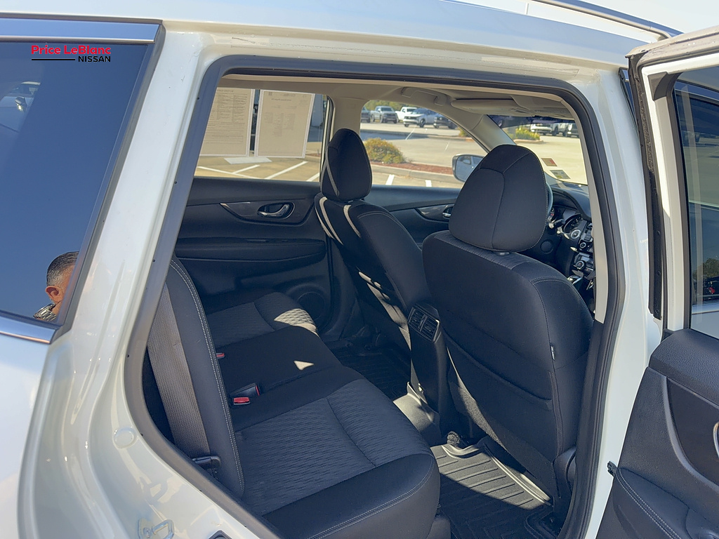 2019 Nissan Rogue photo 12 of 21