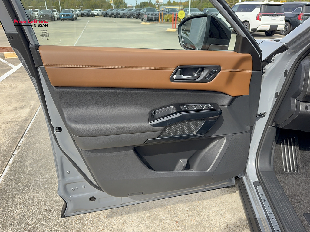 2026 Nissan Pathfinder photo 15 of 24