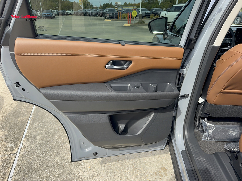 2026 Nissan Pathfinder photo 12 of 24