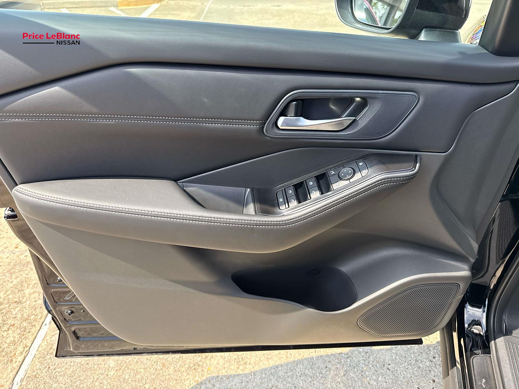 2026 Nissan Rogue photo 10 of 18