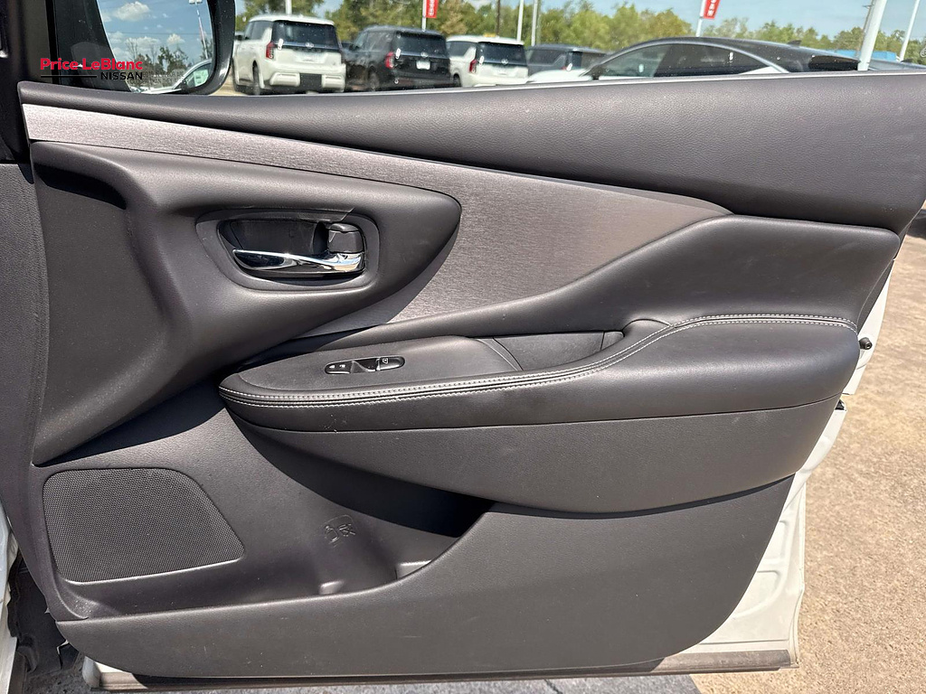 2021 Nissan Murano photo 14 of 28