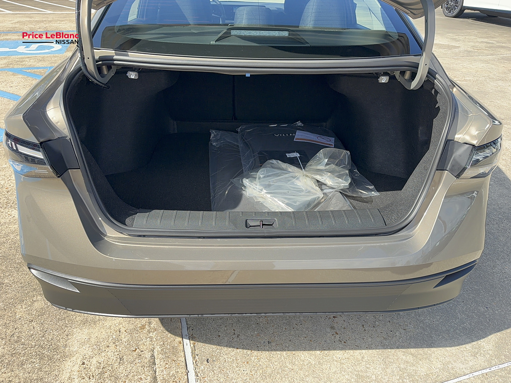 2027 Nissan Sentra photo 17 of 24