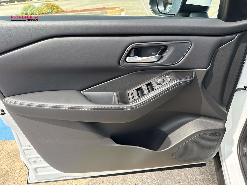 2027 Nissan ROGUE SV Everest White Pearl Tricoat at Royal Nissan