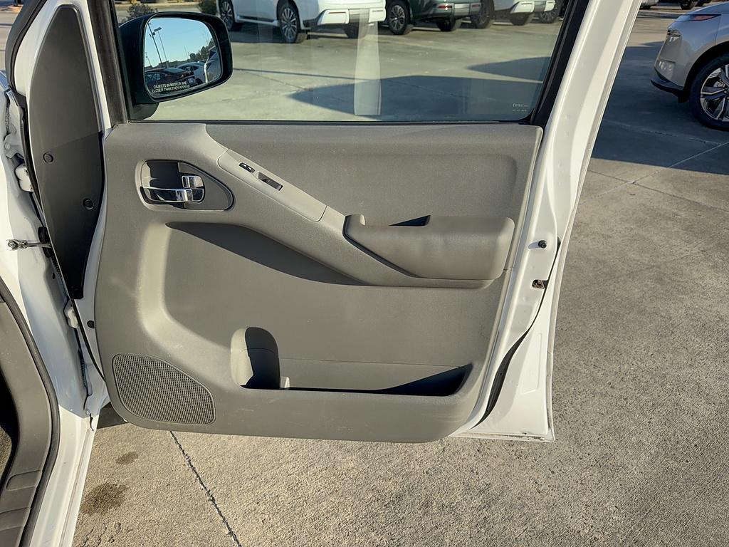 2010 Nissan Frontier photo 11 of 25