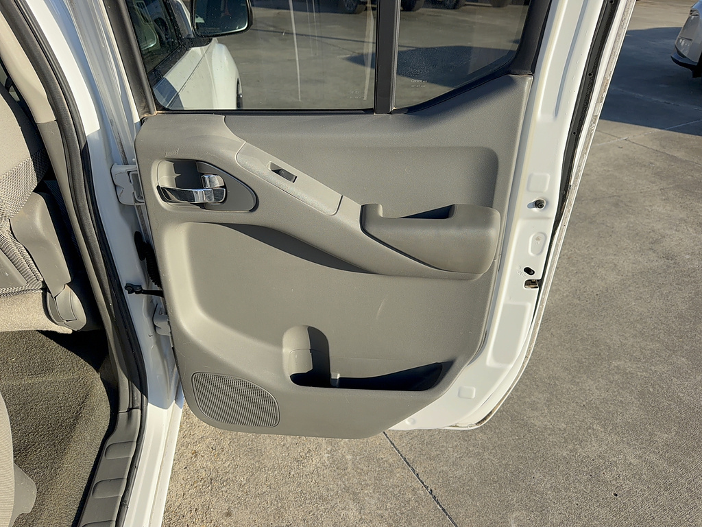 2010 Nissan Frontier photo 15 of 25