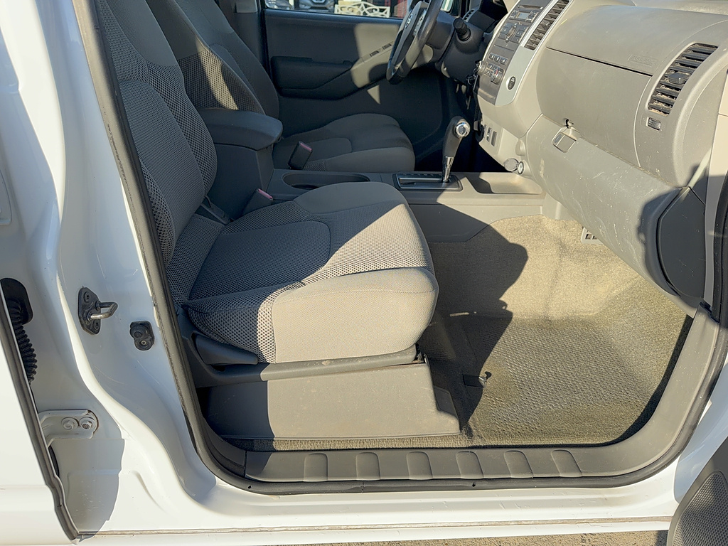 2010 Nissan Frontier photo 12 of 25