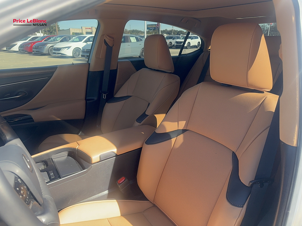 2025 Lexus ES photo 10 of 40
