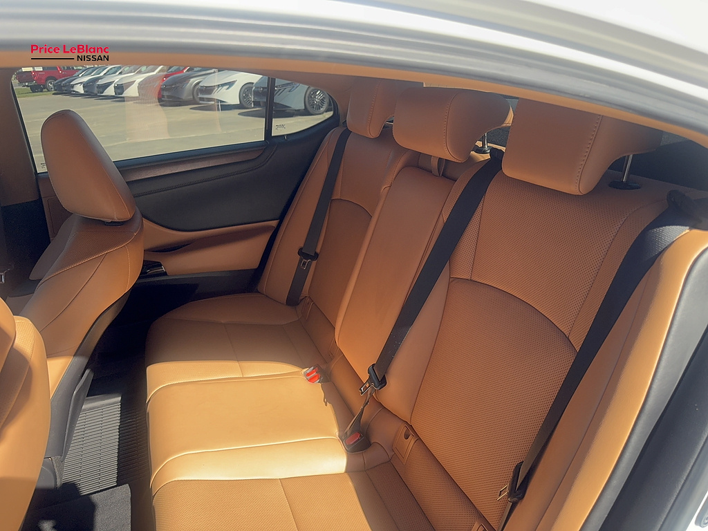 2025 Lexus ES photo 11 of 40