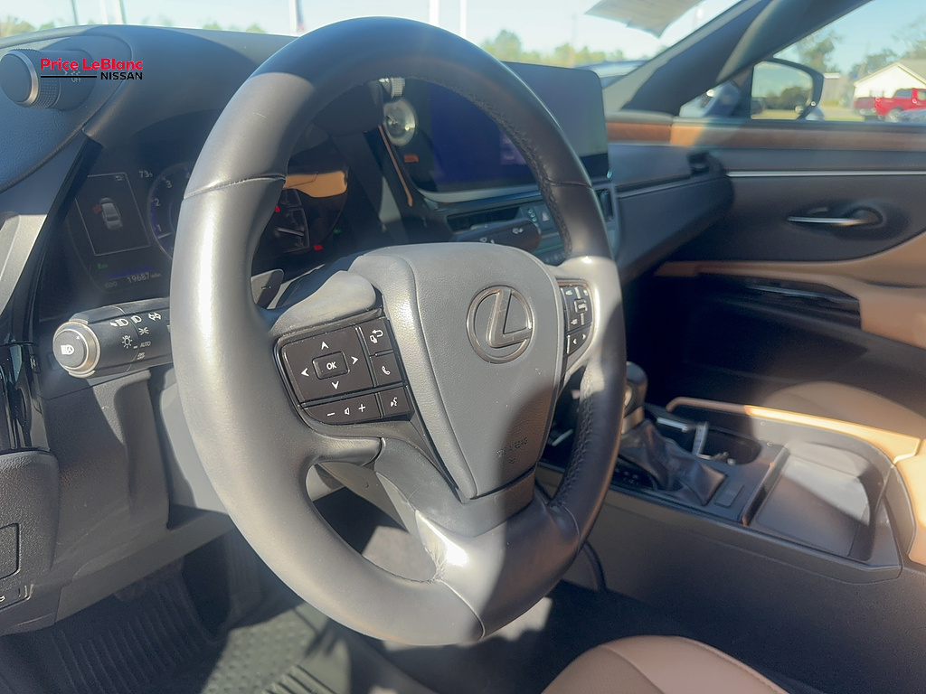 2025 Lexus ES photo 21 of 40