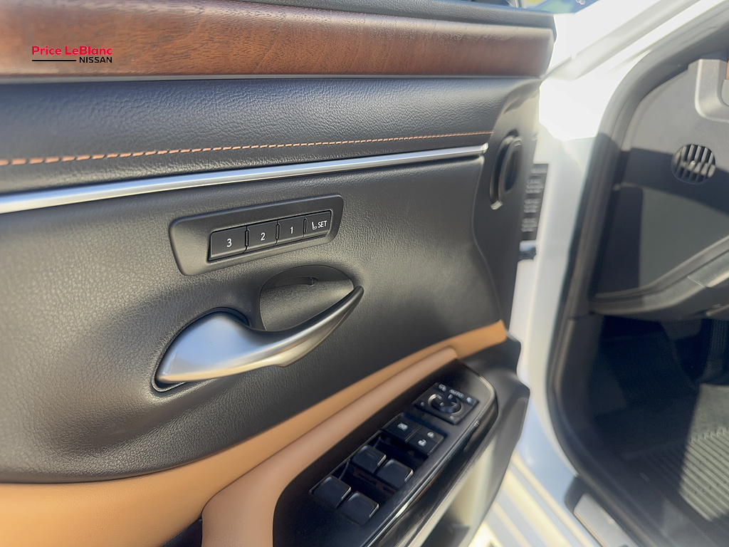 2025 Lexus ES photo 19 of 40