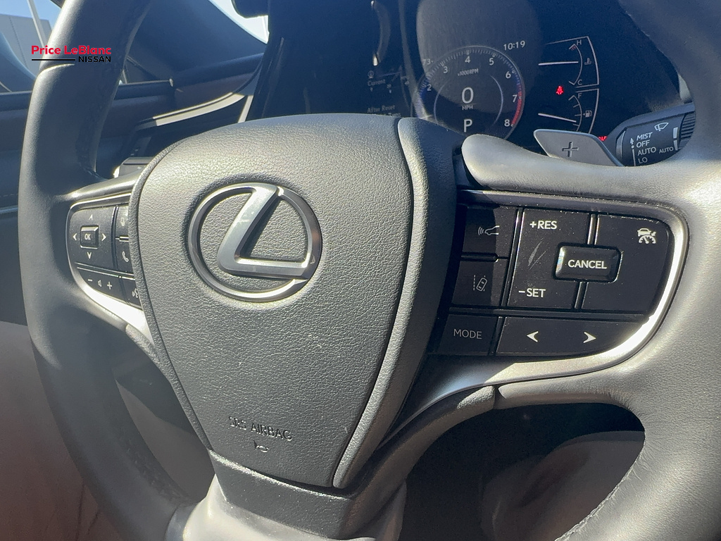 2025 Lexus ES photo 31 of 40