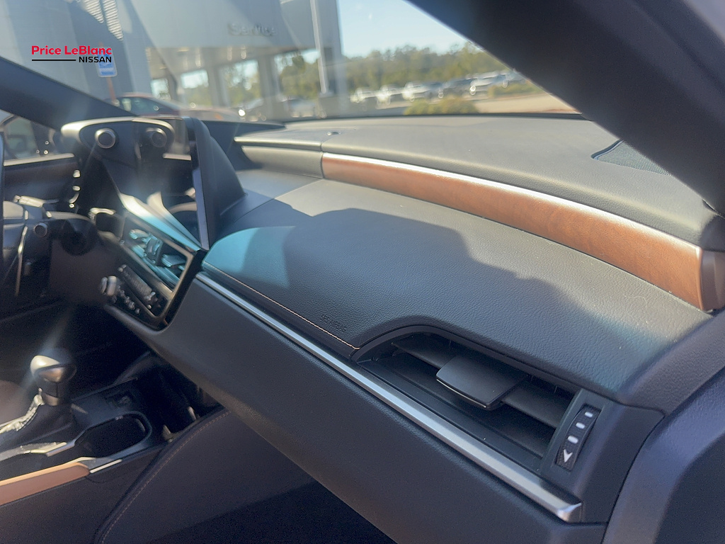 2025 Lexus ES photo 37 of 40