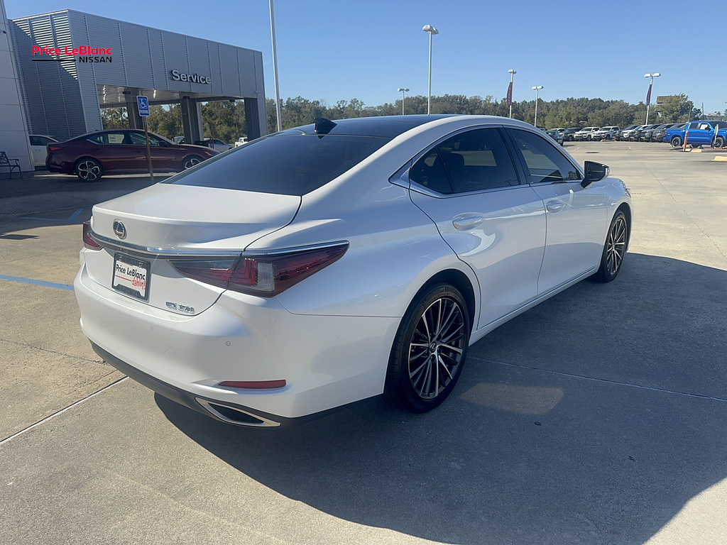 2025 Lexus ES photo 8 of 40