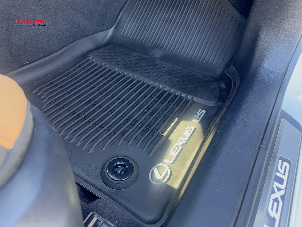 2025 Lexus ES photo 36 of 40