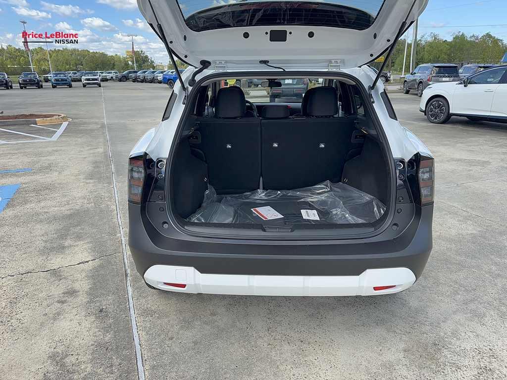 2027 Nissan Kicks photo 10 of 17