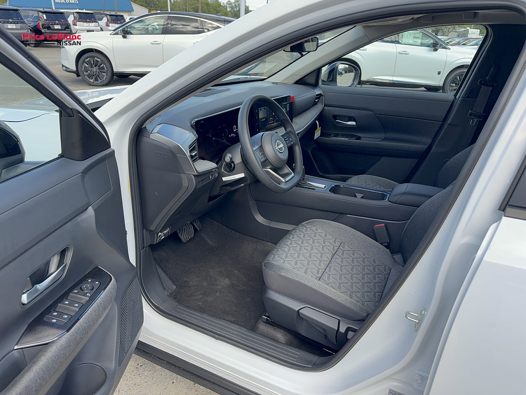 2027 Nissan Kicks photo 14 of 17